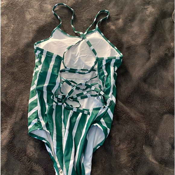 Cute one piece XS bathing suit - Picture 2 of 2